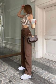 Mode Poses, Brown Outfit, Trik Fotografi, Causual Outfits, Brown Pants, Swaggy Outfits, Teen Fashion Outfits, Looks Vintage