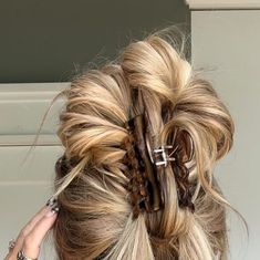 Claw Clip Messy Bun, Clip Messy Bun, Claw Clip Messy, Really Long Hair, Hair Homecoming, Clip Hairstyles, Long Hair Updo