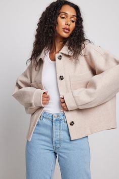 Wool Jacket Outfit, Office Street Style, Women Oversized Shirt, Womens Cargo Shorts, Cargo Shorts Outfit, Light Fall Jacket, Outfit Printemps, Cargo Shorts Black, White Linen Suit