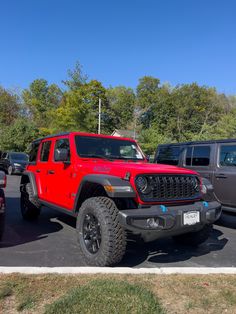 two jeeps are parked in a parking lot