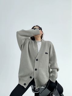 A knit cardigan with a unique asymmetric design. 

Create a well-balanced style with a mature drop shoulder silhouette. 

Easy to wear with any item and convenient to have. 

◾️Model
Height/Weight: 158cm(62.2in)/45kg(99.2lb)
Try size: L




Cm
(inches)

Length
Chest
Shoulder
Sleeve length


M
69(27.1)
120(47.2)
60(23.6)
52(20.4)


L
71(27.9)
124(48.8)
62(24.4)
53(20.8)


XL
73(28.7)
128(50.3)
64(25.1)
54(21.2)


2XL
75(29.5)
132(51.9)
66(25.9)
55(21.6) Loose Knit Cardigan, One Piece Top, Loose Knit, Collar Designs, Asymmetrical Design, Short En Jean, Strike A Pose, Black Label, Fur Jacket