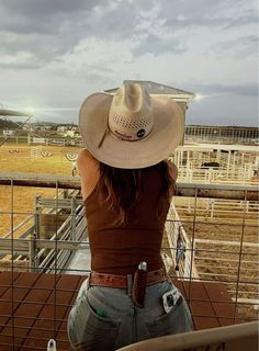 cowgirl country life aesthetic Cute Southern Outfits, Ranch Outfits, Country Concert Outfit Ideas, Explore Aesthetic, Cute Cowgirl Outfits, Casual Country Outfits, Cowboy Aesthetic, Concert Outfit Ideas