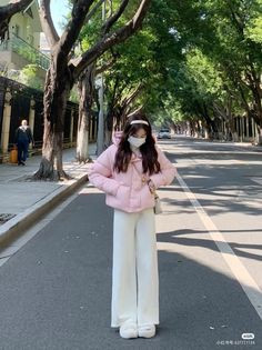 White Cargo Winter Outfit, Korean Winter Aesthetic, Pink And White Winter Outfit, Cold Weather Spring Outfits, Baggy Coquette, Korean Cold Outfits, Coquette Winter Outfits, Windy Day Outfit, Outfits Dresses Casual