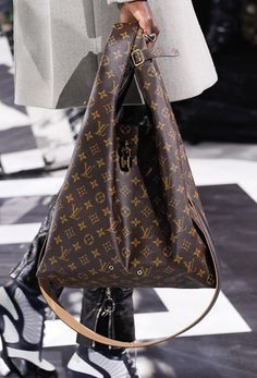 Louis Vuitton’s Fall 2016 Bags Introduced New Shapes and Prints Τσάντες Louis Vuitton, Louis Vuitton 2016, Sacs Tote Bags, Lv Handbags, My Bags, Vuitton Bag, In The Bag