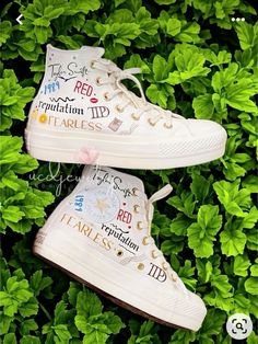 Taylor Swift Converse, Plain Converse, Custom Chucks, Taylor Swift Shoes, Shoe Art Designs, Style Taylor Swift, Taylor Swfit, Taylor Swift Merchandise