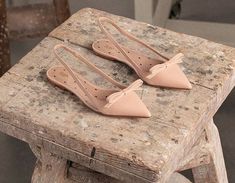 Fashion Shoes Sandals, Genius Ideas, Fashion Slippers, Fabulous Shoes, Footwear Design Women, Crazy Shoes