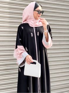 Arab Abaya Fashion, Abaya Business, Hijabi Dubai, Arabic Clothes, Simple Abaya Designs, Black Abaya Designs, Simple Abaya, Arabic Clothing, Abaya Hijab