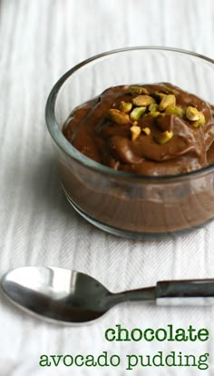 A rich and delicious chocolate avocado pudding recipe full of healthy fats! A great way to enjoy dessert without the guilt! Chocolate Avocado Pudding, Avocado Dessert, Avocado Chocolate Pudding, Avocado Pudding, Avocado Mousse, Avocado Chocolate, Keto Pancakes, Keto Cheesecake