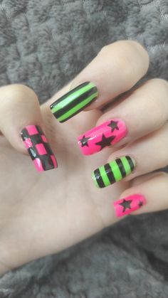 Scene aesthetic nails Pink Green Black Nails, Scene Nails Simple, Short Scene Nails, Scene Emo Nails, Emo Nails Short, Emo Nails Ideas, Neon Pink And Green Nails, Nails No Charms, Nails Scene