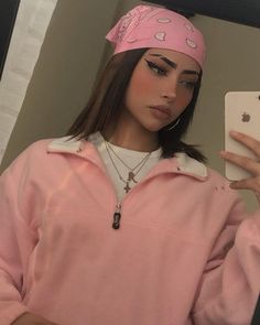 Baddie Bandana Hairstyles, Christmas Outfit Inspiration, Chica Chola, Pink Glam, Cute Skirt Outfits, Grunge Streetwear, Bandana Hairstyles, Photo Makeup, Cute Couple Selfies