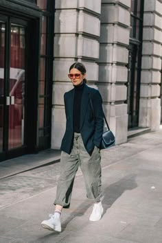 Oversized Blazer Street Style, Rok Midi, Black Pinterest, Blazer Street Style, Sandal Tali, Boating Outfit, Ribbed Turtleneck Sweater, Winter Boho, Spring Jewelry