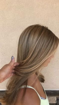 balayage hair, balayage for dark brown hair, brown to blonde balayage, brunette hair with blonde highlights Summer Blonde Hair, Brunette Hair With Highlights, Dirty Blonde Hair, Brown Hair With Blonde Highlights, Honey Blonde Hair