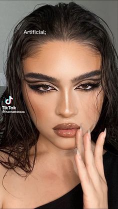 Cool Makeup Inspiration, Hot Eyeshadow Looks, Makeup Looks With Black Eyeshadow, Elegant Looks Aesthetic, Makeup Looks Professional, Glam Makeup Siren Eyes, Halloween Glamour Makeup, Bad B Makeup, Low Eyebrows Makeup