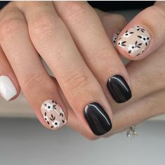 Black And White Flower Nail Art, Dip Nail With Design, Short Acrylic Square Nails Designs, Black Floral Nail Designs, Black And White Floral Nails, Short Round Nail Designs, Black Flower Nails, Nails Luminary, Black Floral Nails