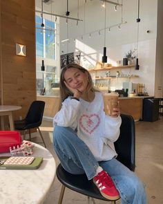 #fashion #lookbook #alllook Red Sweatshirt Outfit, Red Sneakers Outfit, Adidas Gazelle Outfit, Sweatshirt Adidas, Adidas Samba Outfit, Samba Outfit, Skandinavian Fashion, Uni Outfits, Adidas Outfit