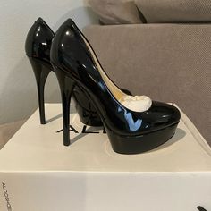 This Brand New Heels Has The Ability To Accent Anything From Your Weekend Jeans To Your Date-Night Dress. Heel Height: About 4.5” And Platform Height: 1”. Size 5. Never Worn. Size 5 Heels, Maneater Shoes, Fitted Platform Court Shoes For Party, Outfits With Platform Heels, Black Heels Aesthetic, Luxury High Heels, Everyday Bag Essentials, Dope Jewelry Accessories, New Heels