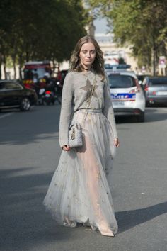 Style Over 50 Women, Style Over 50, Tulle Skirts Outfit, Summer Street Style, Paris Summer, Paris Fashion Week Street Style, Summer Street, Street Style Trends