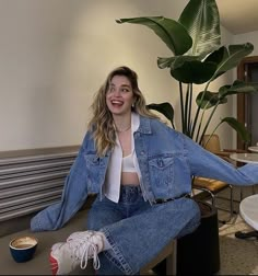 Denim Poses, Denim Set Outfit, Cropped Denim Jacket Outfit, Denim Jacket Outfit, Casual Day Outfits, Jacket Outfit, Causual Outfits, Cropped Denim Jacket