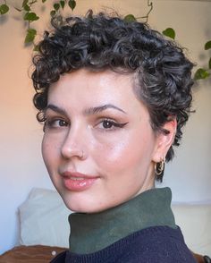 50 ideias de corte de cabelo curto para rosto redondo Short Hairstyles 2023, Best Summer Hairstyles, Short Curly Hairstyles For Women, Short Natural Curly Hair, Bob Haircut Curly