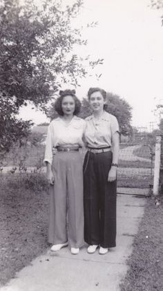 vintage everyday: Wide-Legged Pants and Trousers – One of the Popular Fashion Trends of Young Women from 1930s Fashion 1940s, Lindy Hop, Ava Gardner, Beach Attire, Couture Mode, 40s Fashion, Amazing Fashion, 1930s Fashion