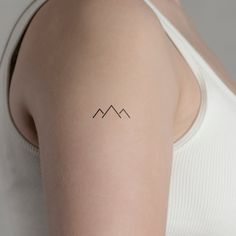 Kleine symmetrische Berge Tattoo von minink, der Marke für temporäre Tattoos. Mountain Minimalist Tattoo, Tattoo Berge, Minimalist Mountain Tattoo, Jagua Fruit, Birth Animal, Roman Numeral Numbers, Tattoo Mountain, Snake Dragon