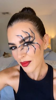 Womens Spider Makeup, Simple Halloween Eye Makeup Looks For Work, Easy To Do Halloween Makeup, Spider Eye Tutorial, Halloween Spider Makeup Ideas, Spider Make Up Easy, Halloween Make Up For Woman, Halloweenmakeup Ideas Easy, Halloween Spider Face Makeup