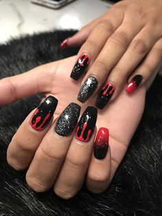 Halloween Nail Designs Medium, Halloween Themed Nails Acrylic Short, Horror Nails Acrylic Short, Halloween Horror Nights Nails, Short Halloween Nails 2023, Halloween Coffin Nail Ideas, Halloween Scary Nails, Adams Family Nails