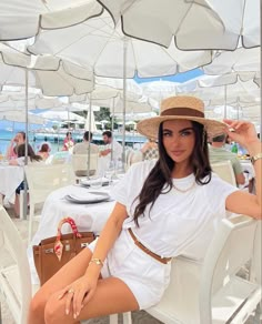 Beach Luxury Outfit, Elegant Hat Outfits, Luxury Beach Outfits Women, Quiet Luxury Vacation Outfits, Luxury Beach Outfit, Summer Beach Outfit Women Vacations, White Vacation Outfit, Resort Wear For Women Classy, Summer Beach Outfit Women