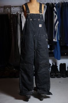 Carhartt Vintage Duck Canvas Double Knee Overalls  SIZE 38x30 Length：137cm Waist：53cm Thigh：39cm Leg opening：28cm Welcome to our online store https://bansecondhandgoods.com/ Worldwide Shipping The official website provides credit card services,  please contact us via private message if necessary. Find us IG :  ban_secondhand_goods Thank you for checking us out :) Overalls Outfit Work, Adult Summer Outfits, Worker Overalls, Carhartt Overalls Outfit, South Carolina Fashion, Mechanic Outfit, Carhartt Overall, Black Overalls Outfit, Athletic Summer Outfits