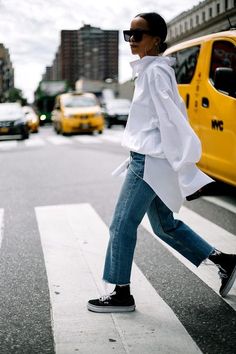 Gigi Hadid Streetstyle, Varsity Fashion, Italian Street Style, Berlin Street Style, Jeans Trend, Short Blanc, White Jeans Men, Clipart Vintage, Fashion Clipart