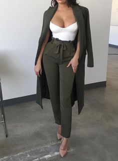 #Armygreenpants #Armygreencoat #Armygreenoutfit #ootd #Womensstyle #Womensfashion Barbie Bodysuit, Outfit Chic, Foto Poses, Work Attire, Business Outfits, Night Outfits, Outfits Casuales, Fashion Classy, Date Night Outfit