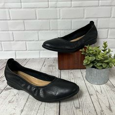 Clarks Jenette Ease Perforated Black Leather Flats Shoes Size 9 Unworn. No Box Or Tags. Smoke Free Home. Black Flat Leather Shoes, Black Leather Flats, Womens Clarks, Flats Shoes, Clarks Shoes, Leather Flats, Flat Shoes Women, Loafer Flats, Black Leather