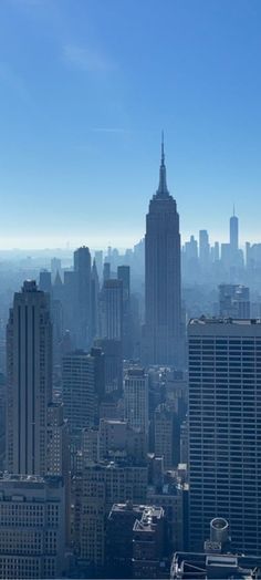 the city skyline is shown with tall buildings