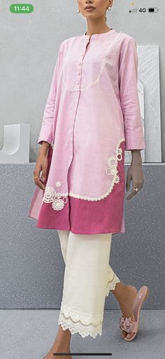 Pink Kurti Outfit, Pakistani Kurta Designs Women, Suit Designs Pakistani Style, Pakistani Lace Suits, Printed Cotton Suit Designs, Suit Designs Pakistani, Kurta Designs Women Casual, Dress Patern, Pakistani Kurta Designs