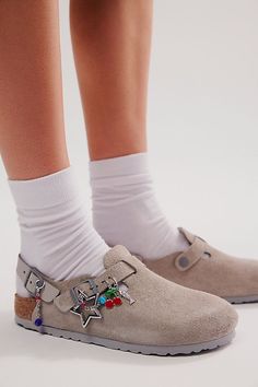 Shoe Charm & Pin Pack Free People Birkenstock, Birkenstock Charms, Diy Birkenstocks, Grey Birkenstocks Outfit, Birkenstock Tokio Outfit, Painted Birkenstocks, Tokio Birkenstock, Birkenstock Mules Outfit, Brown Birkenstock Outfit