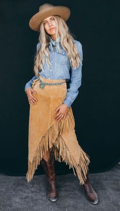 Skirt With Fringe, Suede Fringe Skirt, Cowboy Chic, Look Boho Chic, Wilde Westen, Looks Country, Fringe Fashion, Western Style Outfits, Rodeo Outfits