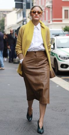 Cardigan Outfit Skirt, Estilo Olivia Palermo, Olivia Palermo Lookbook, Olivia Palermo Style, Brown Skirt, Olivia Palermo, A Skirt, Looks Chic, Green Shoes