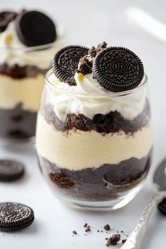 This no-bake homemade Oreo pudding recipe features layers of crushed cookies and a dreamy cream cheese pudding. Top it with more cookies, and you'll swoon. Cookies And Cream Pudding, Oreo Vanilla Pudding Dessert, Oreo Dirt Pudding Cups, Oreo Pudding Cups, Oreo Dessert Cups, Oreo Snacks, Chocolate Pudding Dessert Cups, Oreo Pudding Cake, Oreo Pudding Cookies