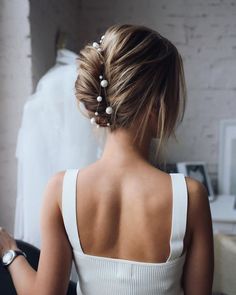 boho wedding hairstyles elegant swept bun with pearls tonyastylist 2023 Wedding Hair Trends Updo, Pearl Hairpin Hairstyles, Bride Hair 2023 Trends, 2023 Bride Hairstyles, Bridal Hair Trends 2023, Bridal Bun With Pearls, Romantic Bridal Hairstyles, Wedding Bun With Pearls, Wedding Hairstyles 2023 Trends