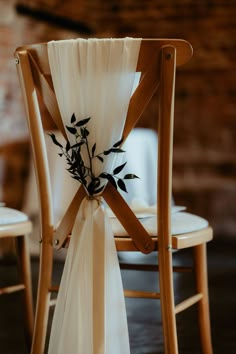 a chair with a bow tied around it and the caption says, i love you