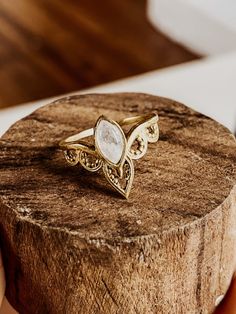 ѕ¢нмυ¢кѕтü¢к Freya Mondstein Boho Ring нαη∂ωєяк Der Schmuck wird in Indien hergestellt. Jeder Edelstein ist einzigartig und hat seine eigene Geschichte zu erzählen, weshalb die Steinfarbe vom Foto leicht variieren kann. Außerdem besitzt jeder der Steine eine bestimmte Heilwirkung (mehr unter - MATERIALIEN - ) мαтєяιαℓιєη Messing Edelstein: Mondstein Mondstein Er stärkt die Intuition und intensiviert Gefühle. Dadurch steigert der Mondstein das Einfühlungsvermögen und fördert die Liebe. Mondstein Boho Wedding Ring, Fantasy Ring, Fairy Ring, Moonstone Engagement, Moonstone Engagement Ring, Nature Ring, Ringe Gold, Golden Ring, Animal Rings