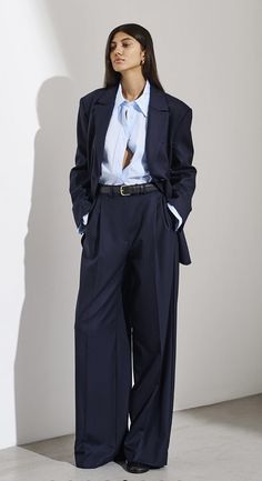 Suit Streetwear Women, Oversized Pant Suit Women, Tailored Suits Women, Outfit Costume Femme, Oversized Blazer Outfit Women, Androgynous Fashion Casual, Oversized Suit Women, Suits For Women Classy, Suiting Women