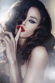 Dark hair, red lips and cat eye Pretty Designs, Red Lipstick, White Photo, Hollywood Glamour, Up Girl, Beautiful Makeup, Beauty Make Up, Red Lips, Hush Hush