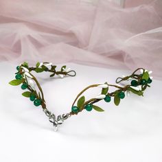 This beautiful woodland elven crown is a lovely accessory Size can be adjusted with gentle bending or with the addition of a ribbon attached in the back.