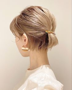 Short Hair Ponytails, Easy Short Hair, Sleek Short Hair, Short Hair Ponytail, Hair Catalog, Asian Short Hair, Hair Arrange, Shot Hair Styles, Short Hair Updo