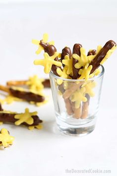 SPRING CHOCOLATE COVERED PRETZELS. these Forsythia branch chocolate covered pretzels are a cute, fun treat for spring or Mother's Day. Yummy Spring Desserts, Lemon Chia Seed Muffins, Ginger Molasses Cookies, Easy Treat, Covered Pretzels, Chocolate Pretzels, Sweet Recipes Desserts, Chocolate Covered Pretzels