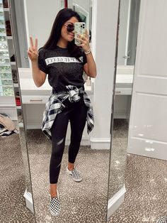 Asher Vans Outfit, Vans Fashion Women, Vans Shoe Outfits, Vans Women Style, Vans Airport Outfit, Checkered Vans Outfit Women Summer, Edgy Vans Outfits, Outfit Ideas With Checkered Vans, Hairball Concert Outfit