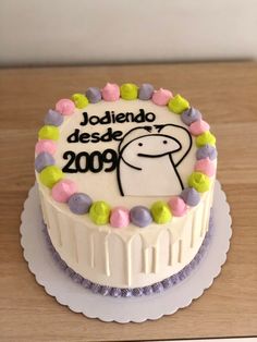 a birthday cake with the name jodilendo desde 2009 on it, decorated in pastel colors