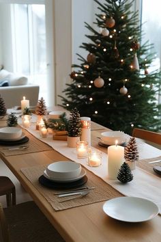 Scandinavian-inspired christmas decor aesthetic table with neutral tones and simple, elegant decor. Štědrý Den, Christmas Coffee Table Decor, Minimalist Christmas Decor, Neutral Christmas Decor, Christmas Dinner Table, Christmas Interiors, Minimalist Christmas