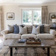 Modern cottage living room, classic look with striped and checked patterns on cushions, rugs, and upholstery, in a harmonious color palette2 Cottage Dining Rooms